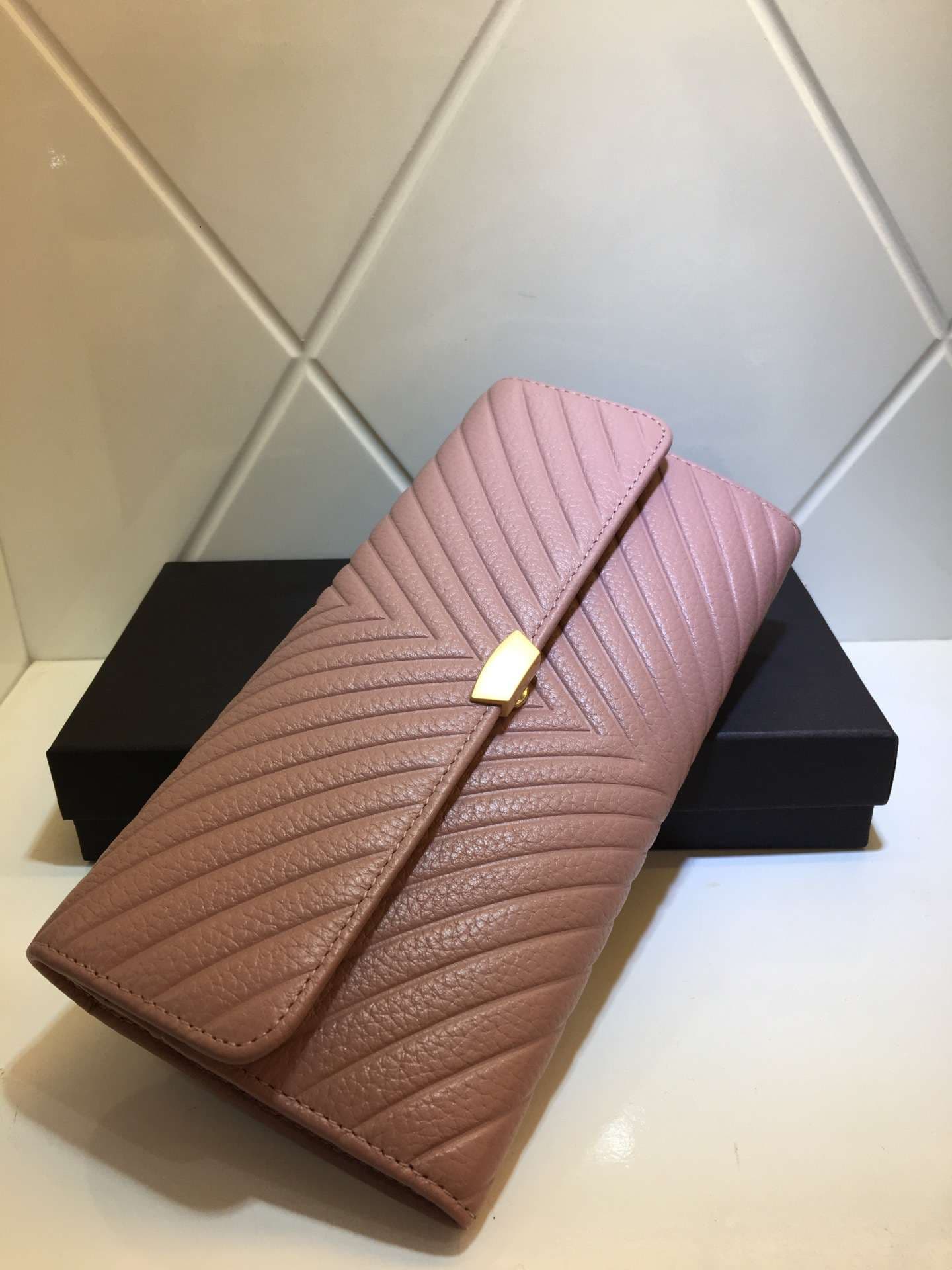 キルティング革長財布