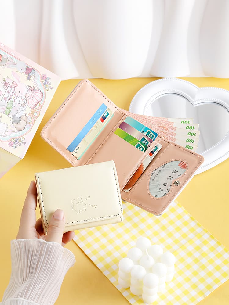 カワイイくまが刻印されたコンパクトな折りたたみ財布