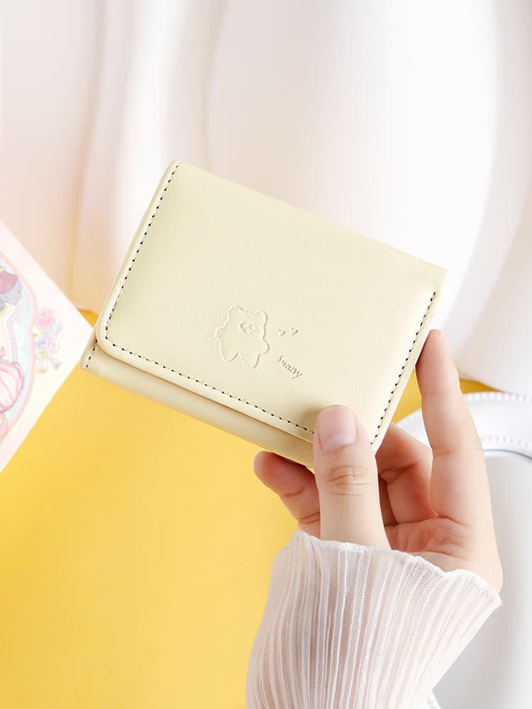 カワイイくまが刻印されたコンパクトな折りたたみ財布