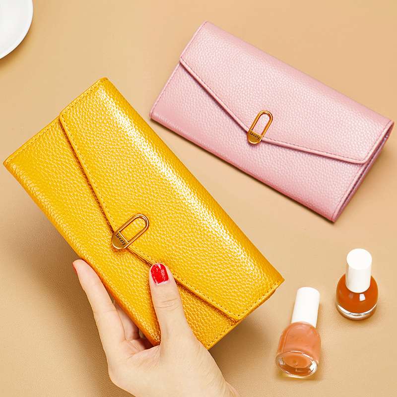 LOVELYボタンの本革フラップ長財布