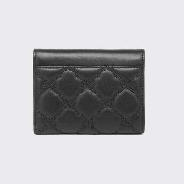上品なキルティング型押し革財布