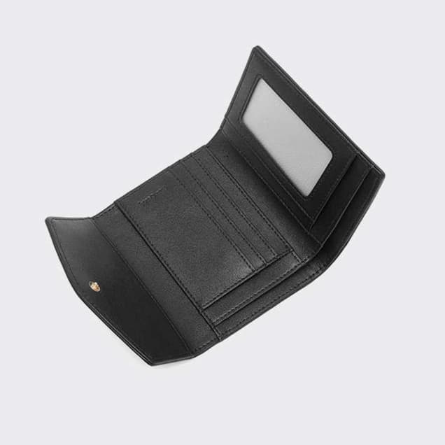 上品なキルティング型押し革財布