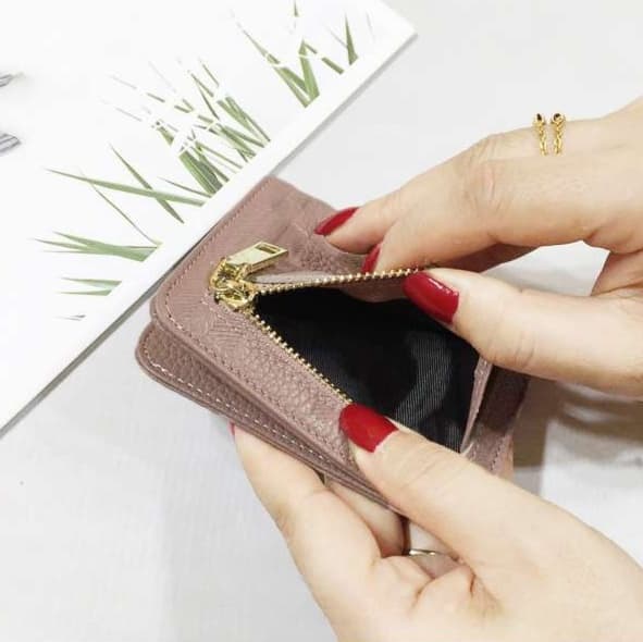 上品カラーの二つ折りミニ財布