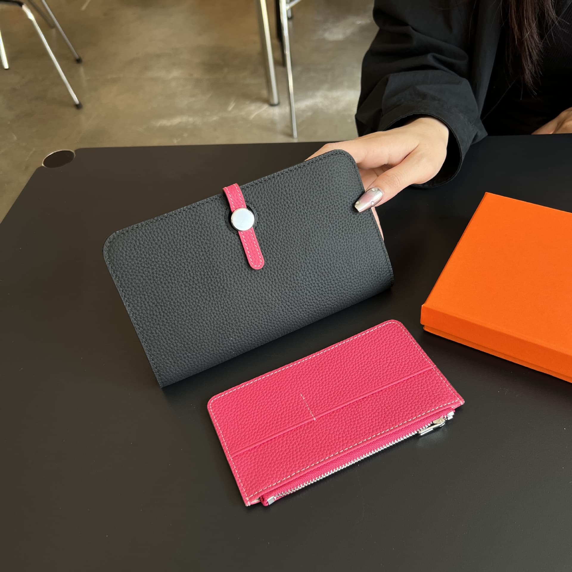 マルチカラー本革二つ折り財布