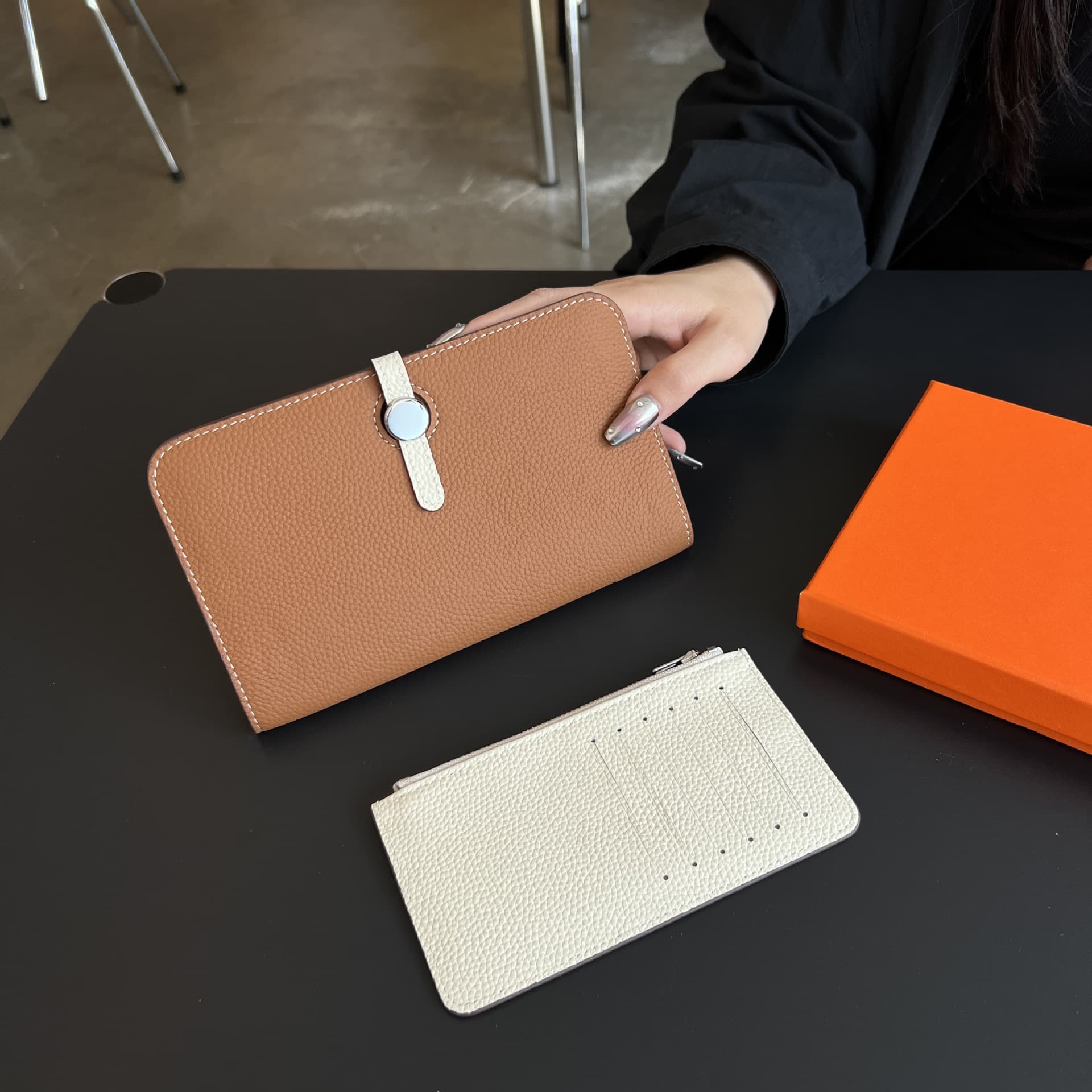 マルチカラー本革二つ折り財布