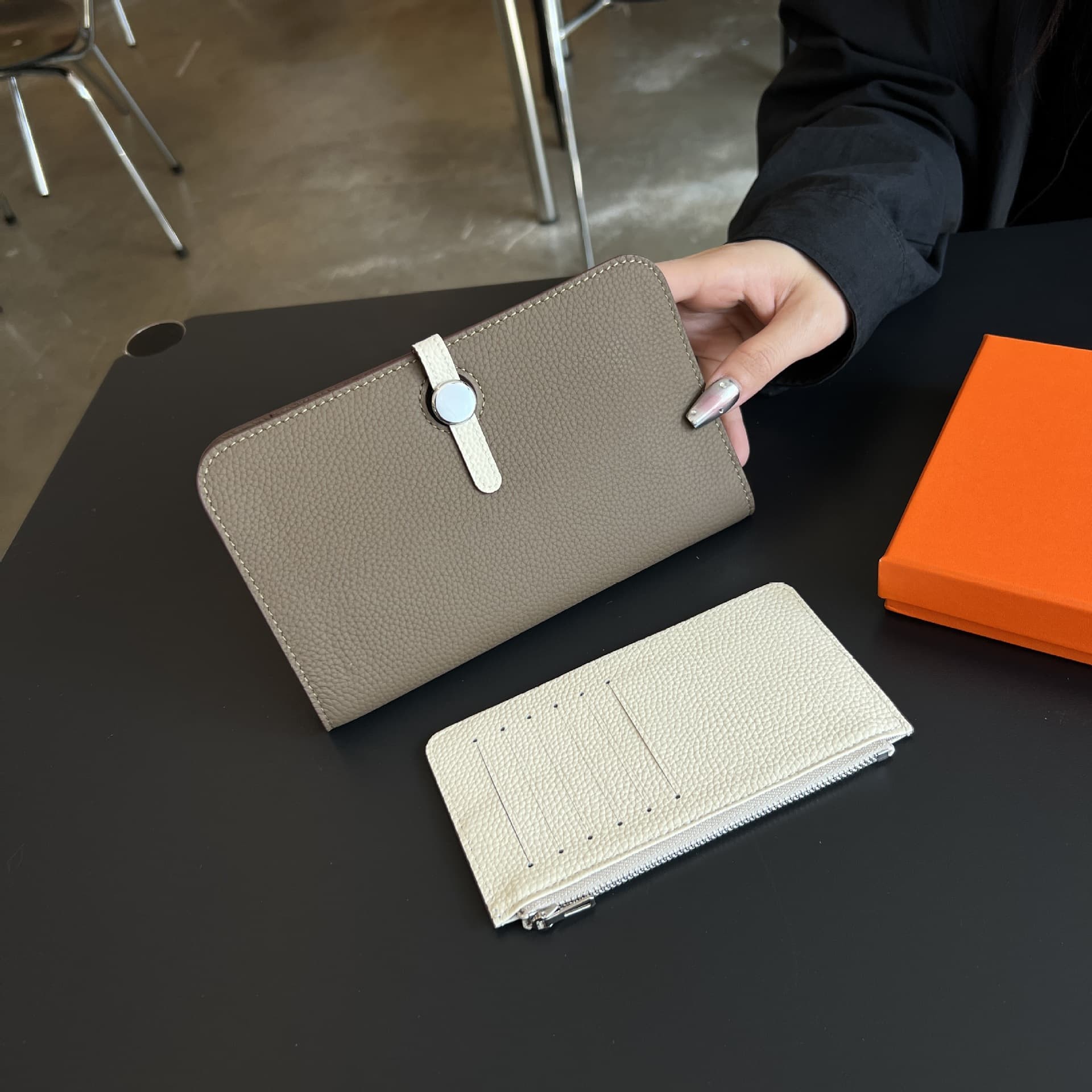 マルチカラー本革二つ折り財布