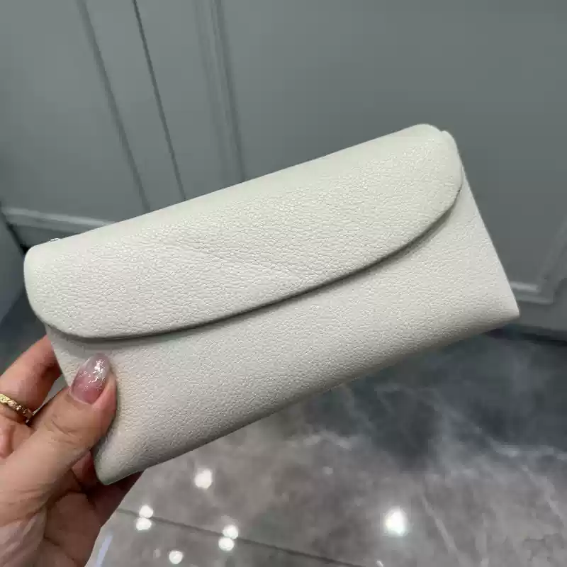 フェミニン牛革長財布