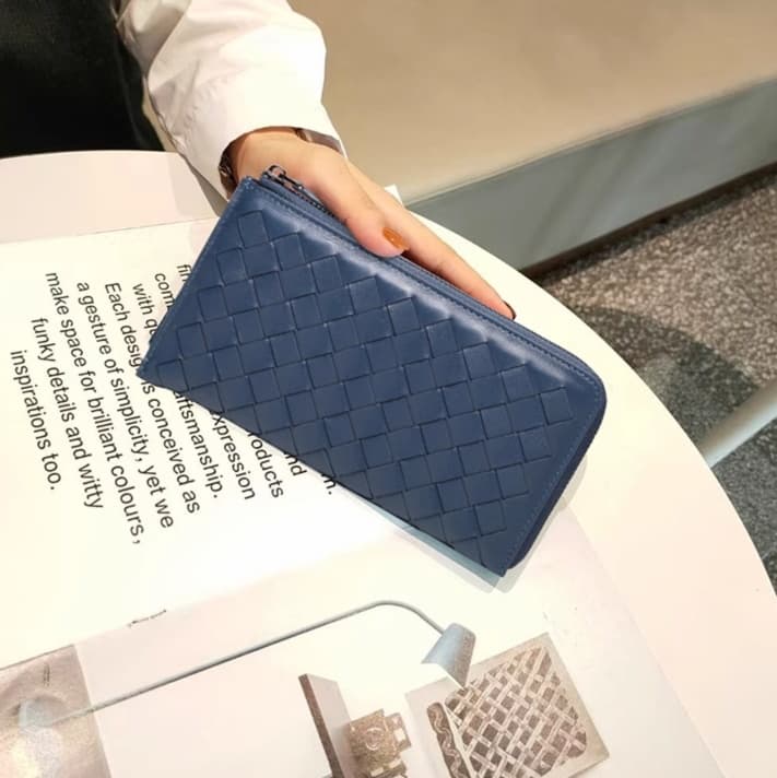 編み込み柄のラウンドファスナー財布