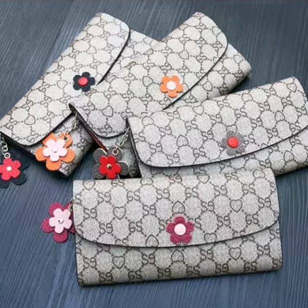花飾り付きモノグラム柄長財布