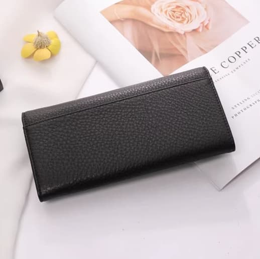 ブランドロゴ付き高級長財布