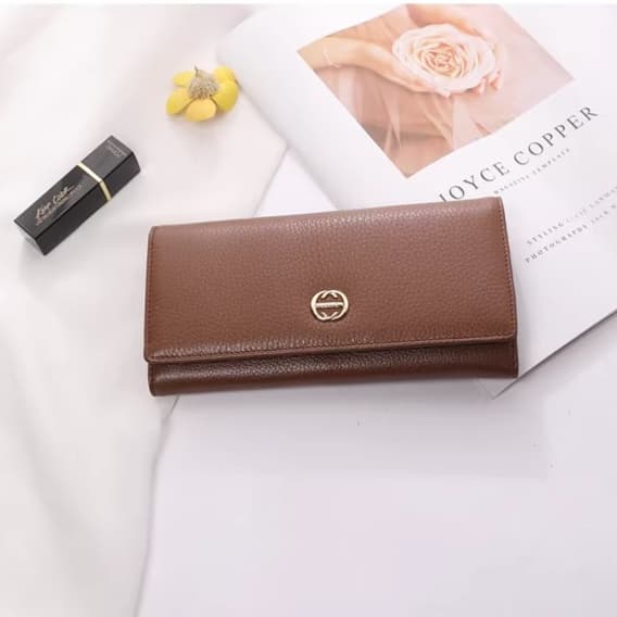 ブランドロゴ付き高級長財布