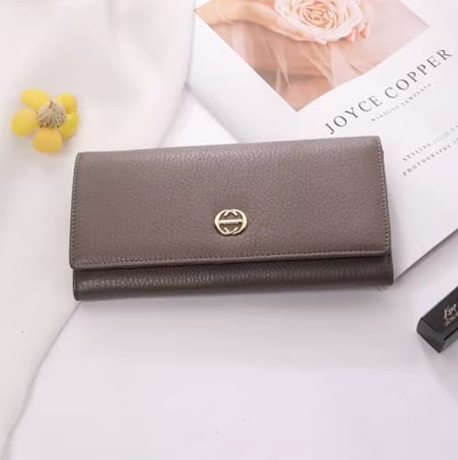 ブランドロゴ付き高級長財布