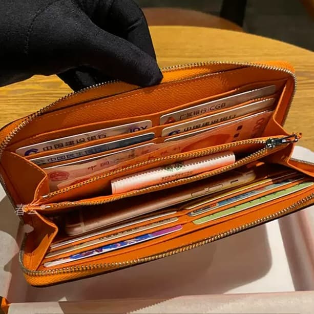 高級感あふれるオレンジカラーの長財布