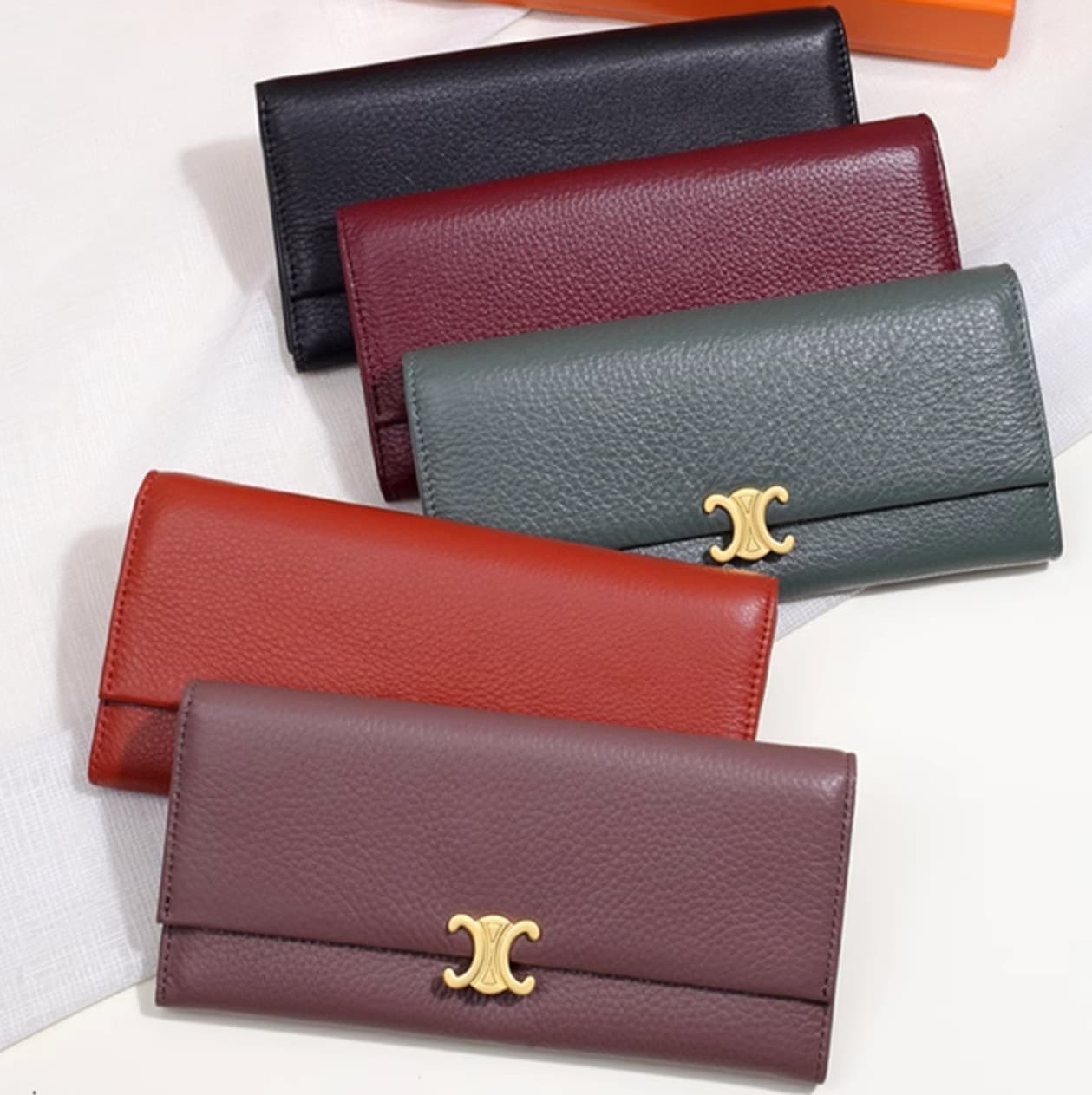 ゴールドロゴの革ウォレット