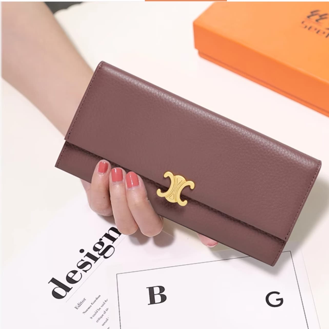 ゴールドロゴの革ウォレット