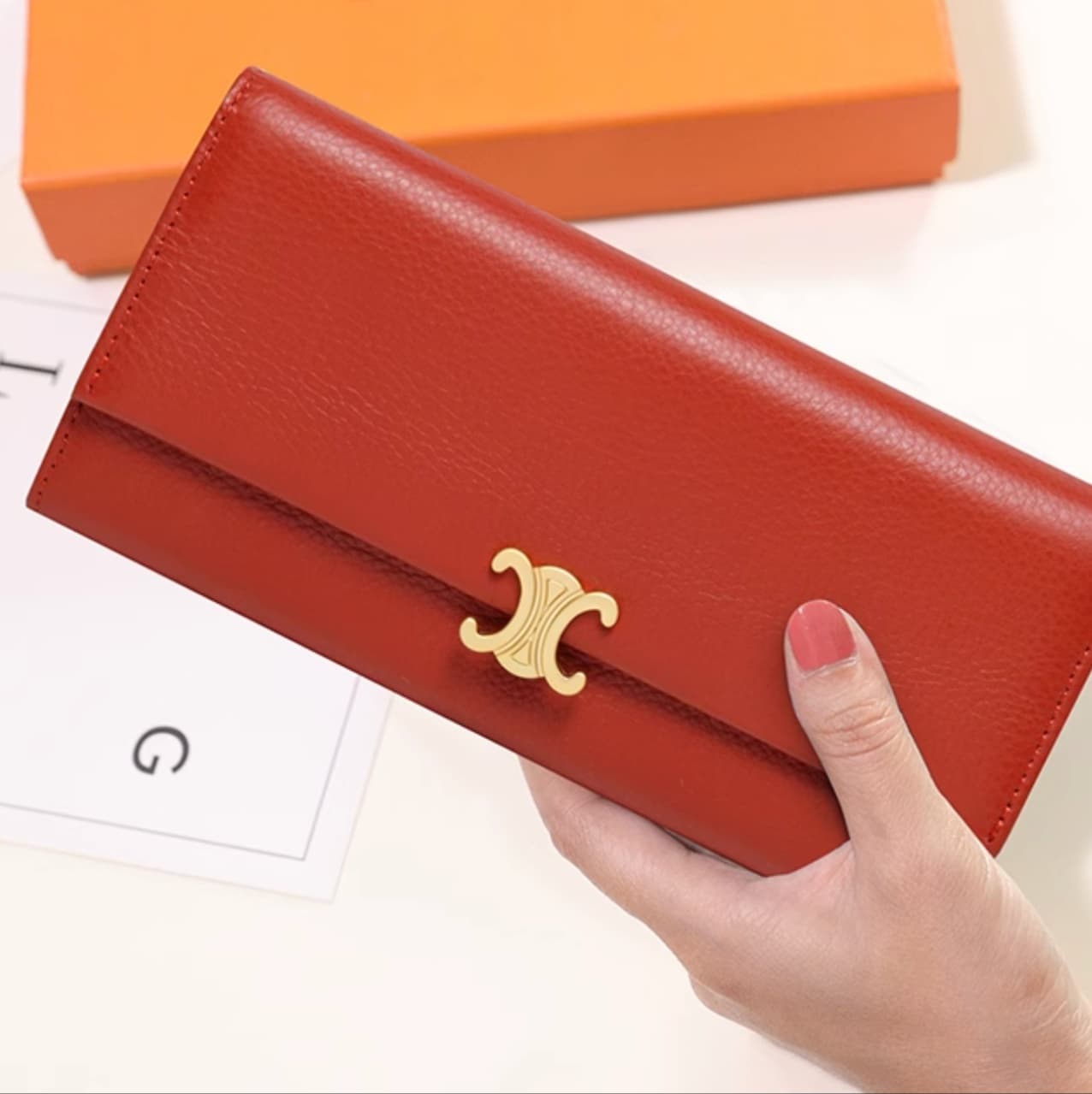 ゴールドロゴの革ウォレット