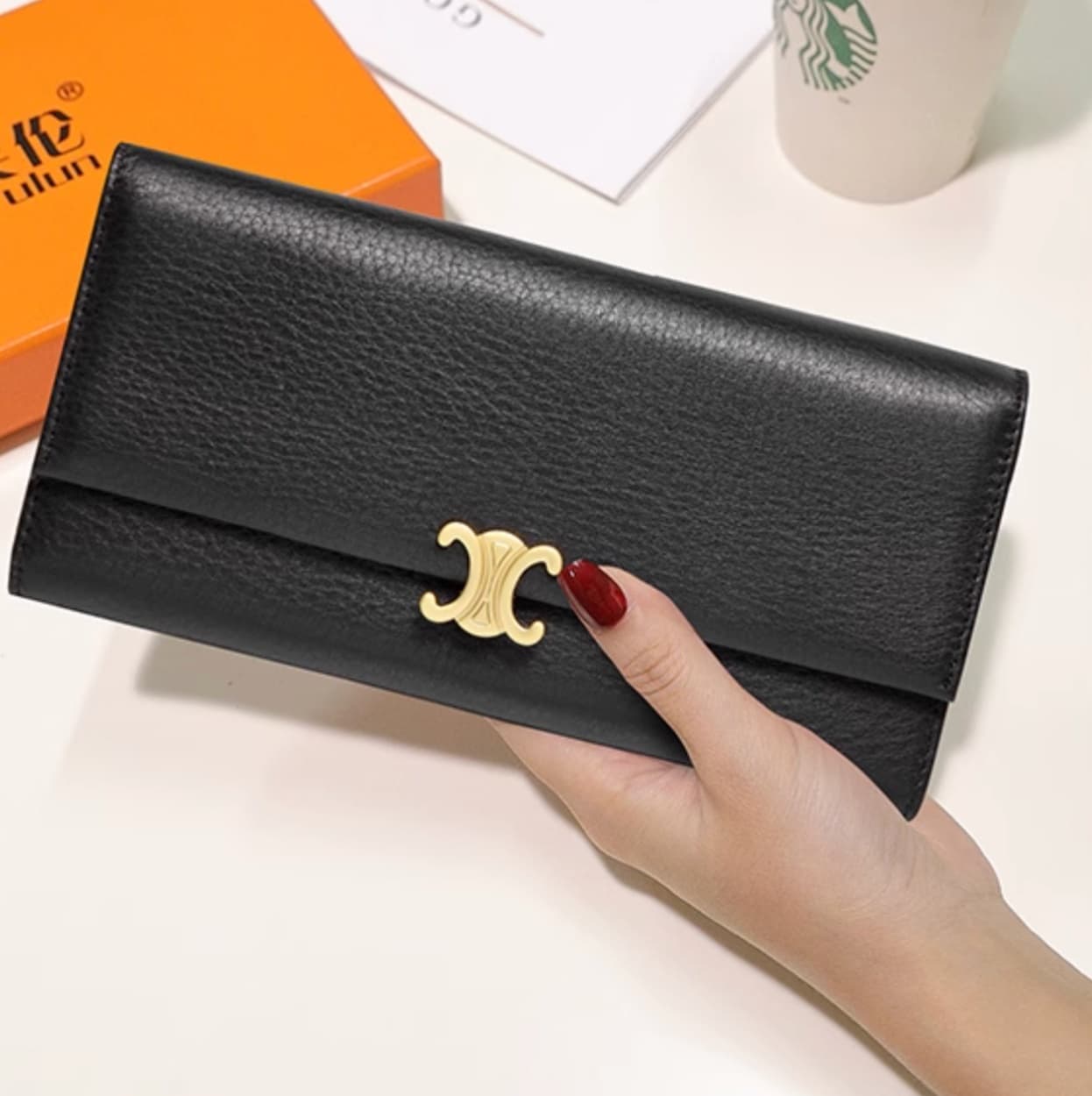 ゴールドロゴの革ウォレット