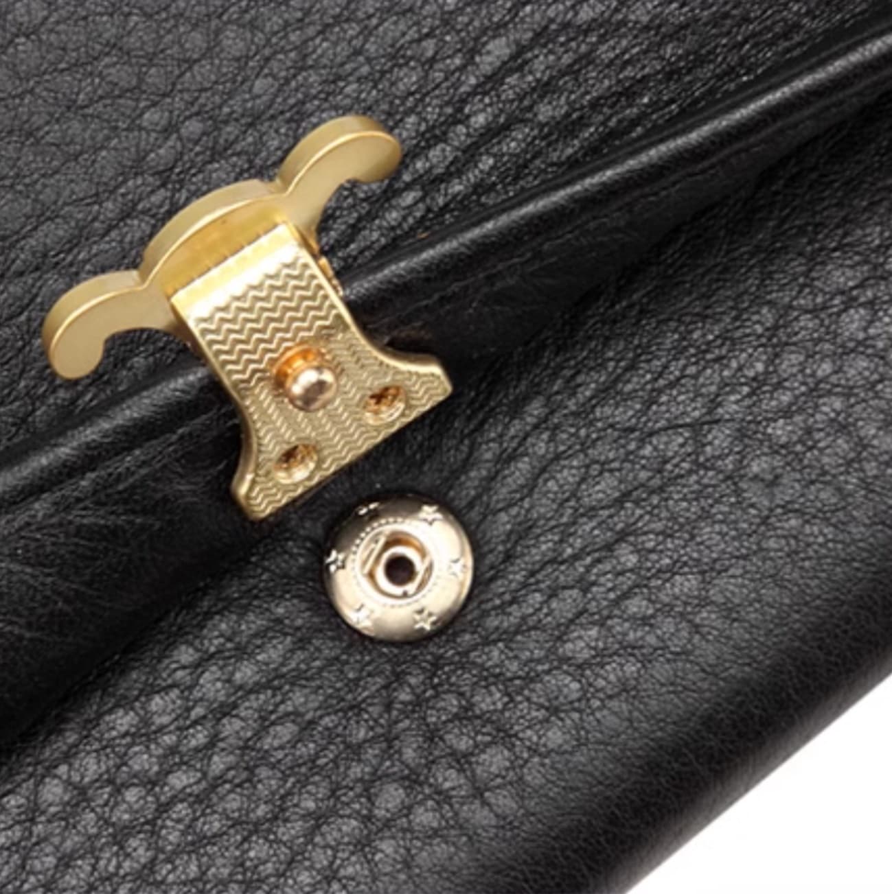 ゴールドロゴの革ウォレット