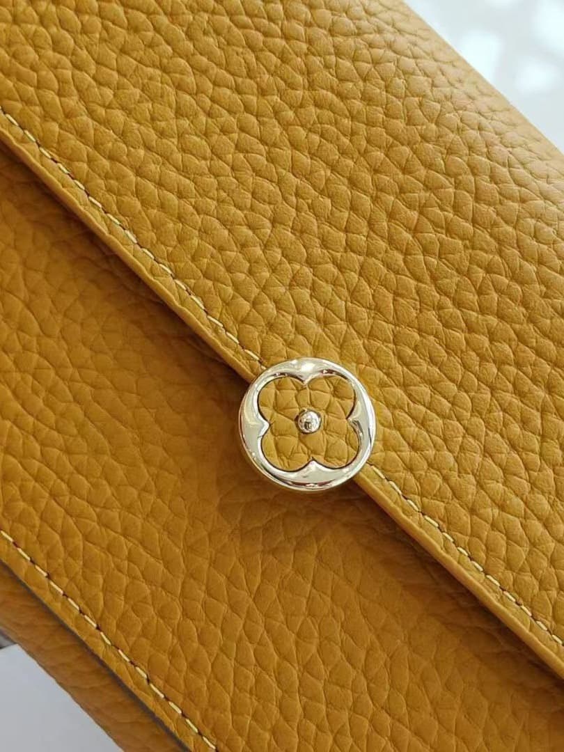 フラワーボタンの長財布