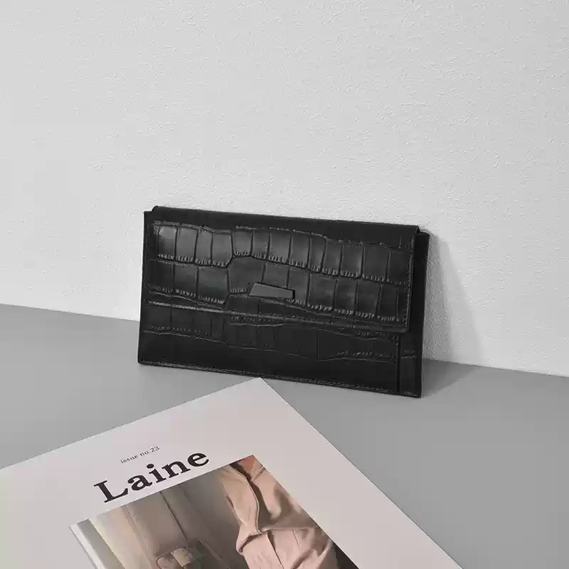 クロコ型押しレター型長財布