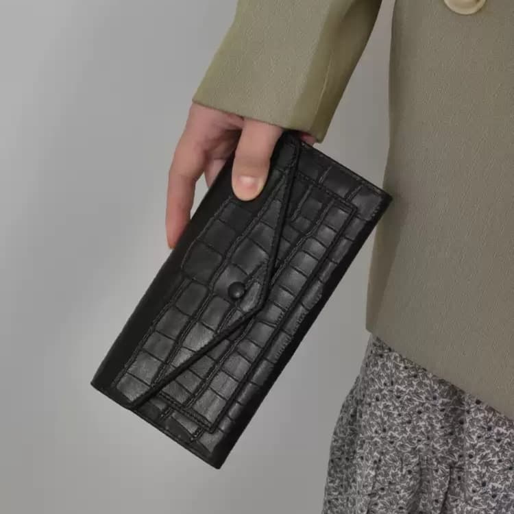 クロコ型押しレター型長財布