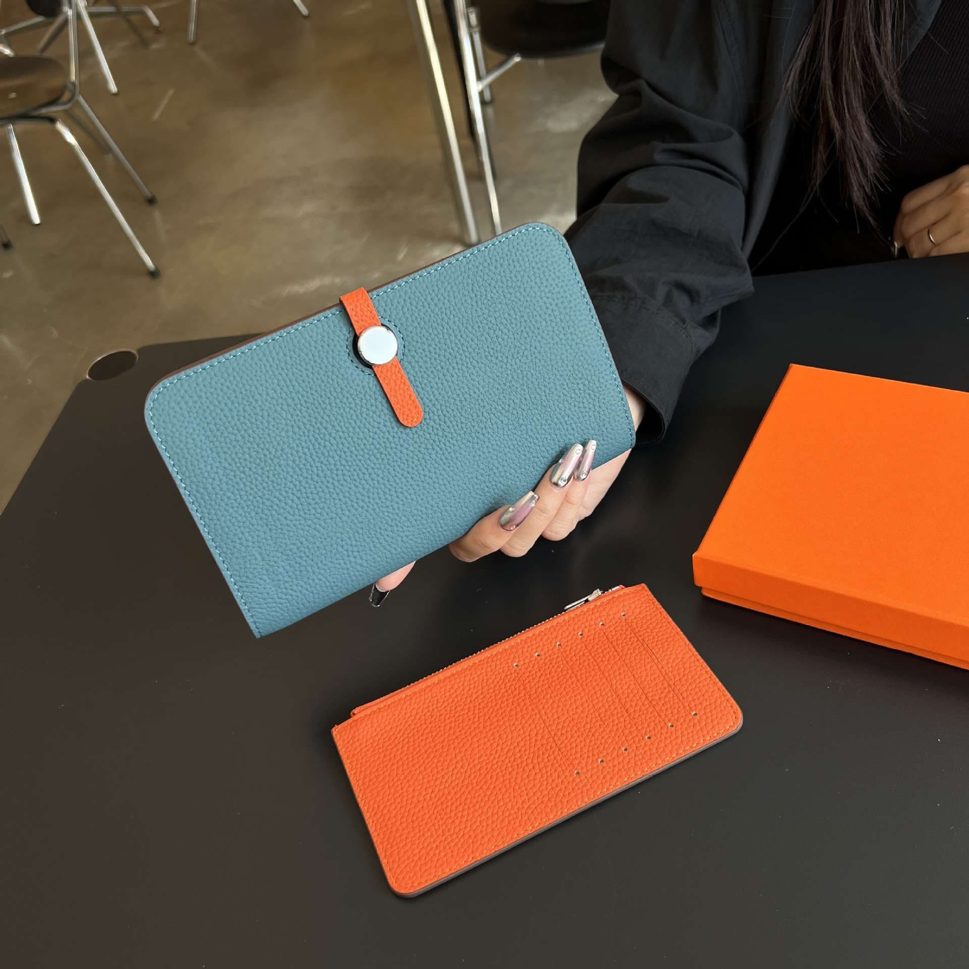 マルチカラー本革二つ折り財布