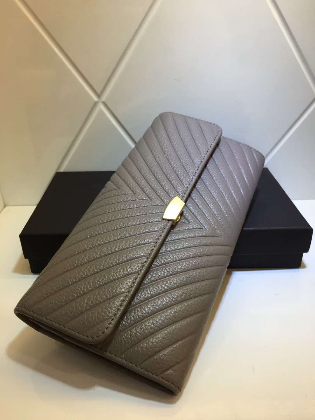 キルティング革長財布