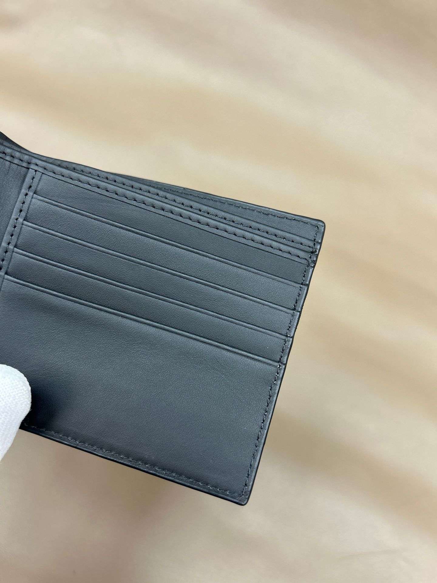 ソフト革編み込み財布