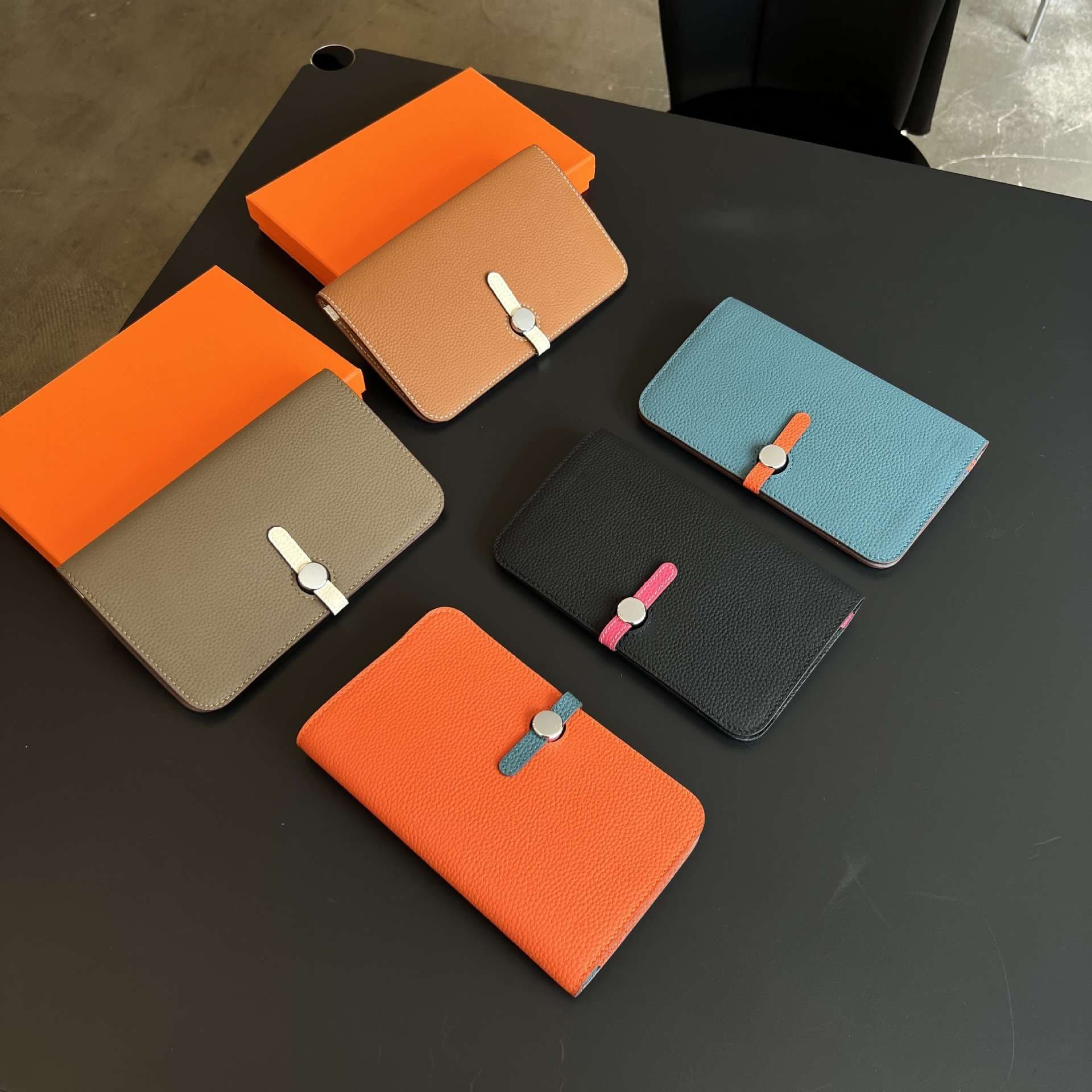 マルチカラー本革二つ折り財布