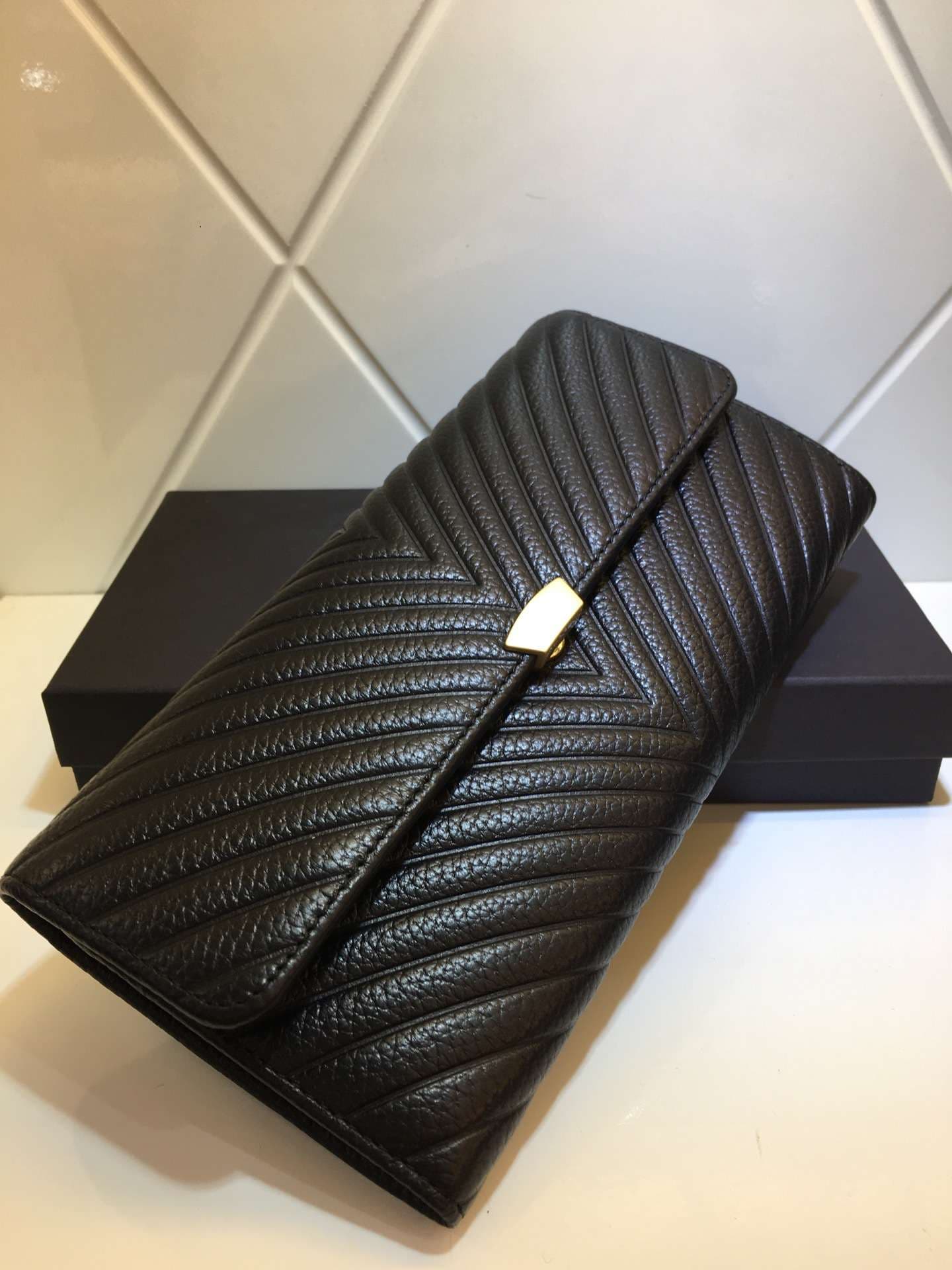 キルティング革長財布