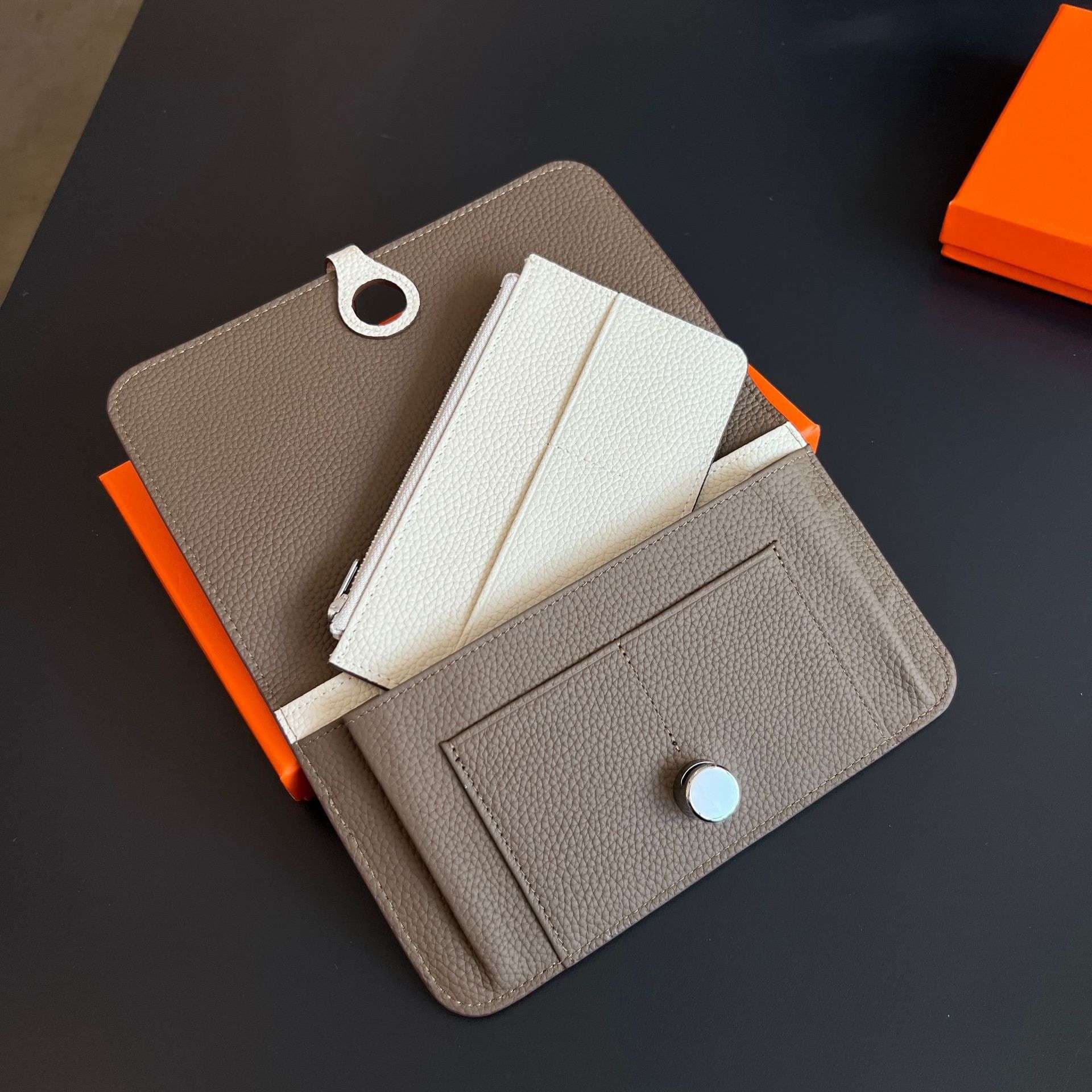 マルチカラー本革二つ折り財布