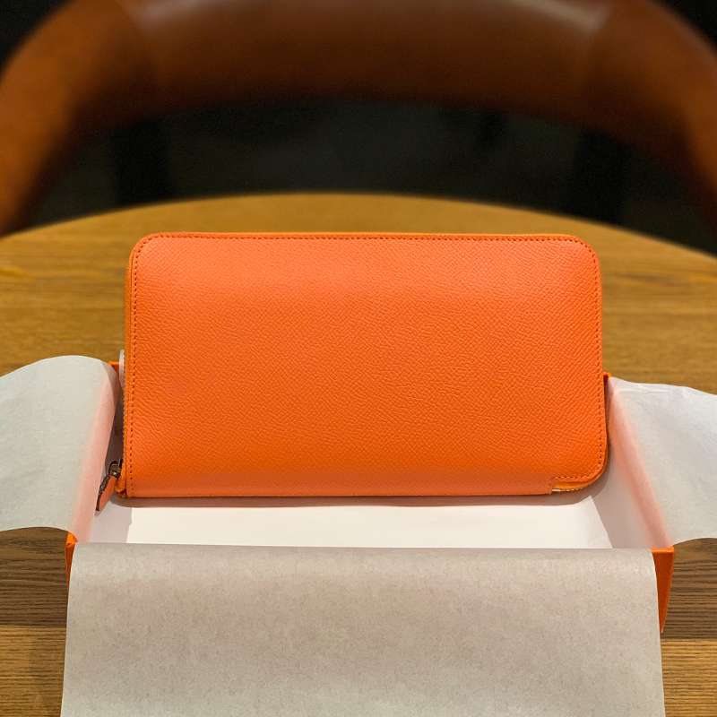 高級感あふれるオレンジカラーの長財布