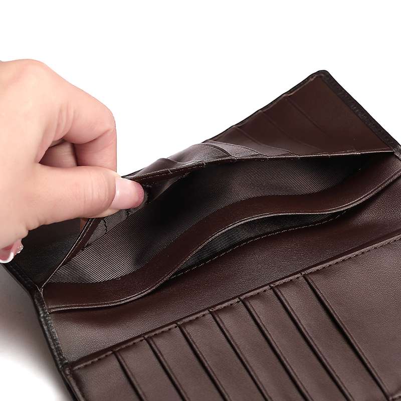 手によく馴染むソフト革の長財布