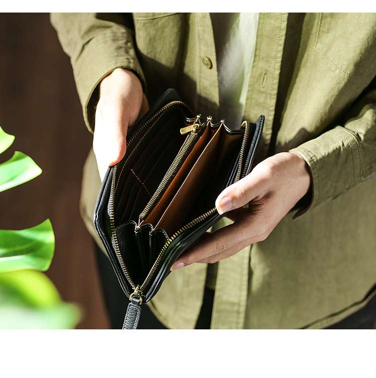 スマホも入る本革使用のシンプル長財布
