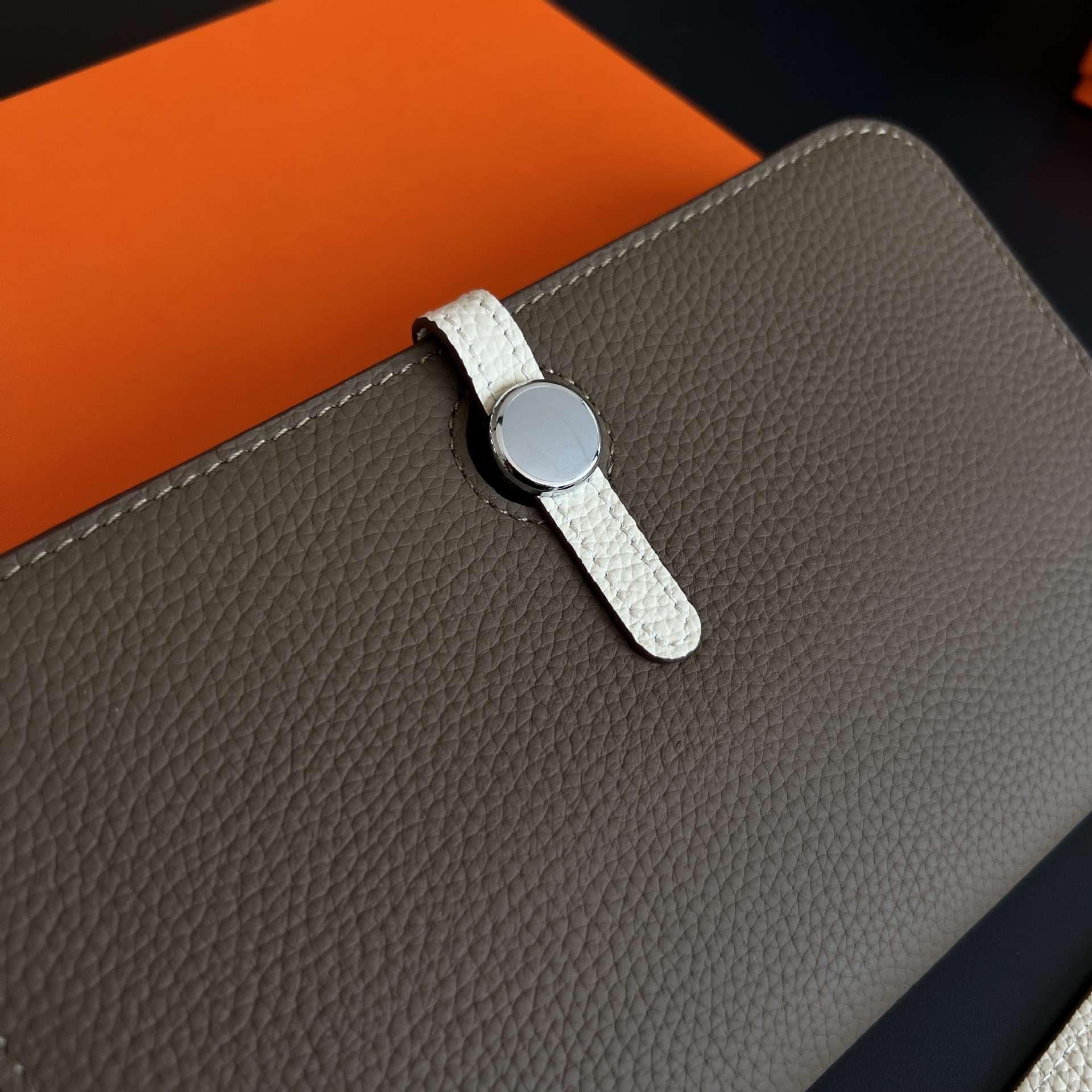 マルチカラー本革二つ折り財布