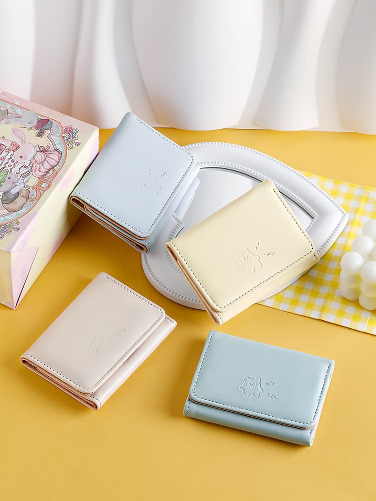 カワイイくまが刻印されたコンパクトな折りたたみ財布