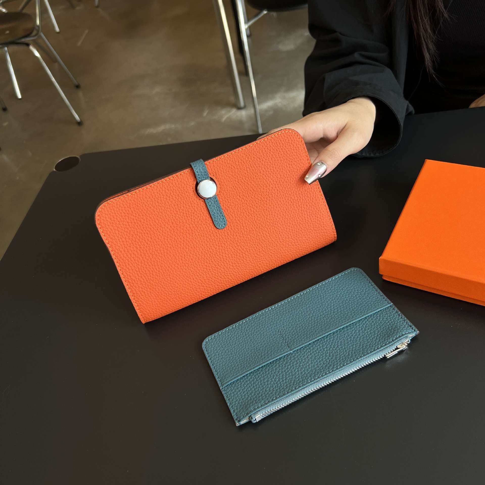 マルチカラー本革二つ折り財布