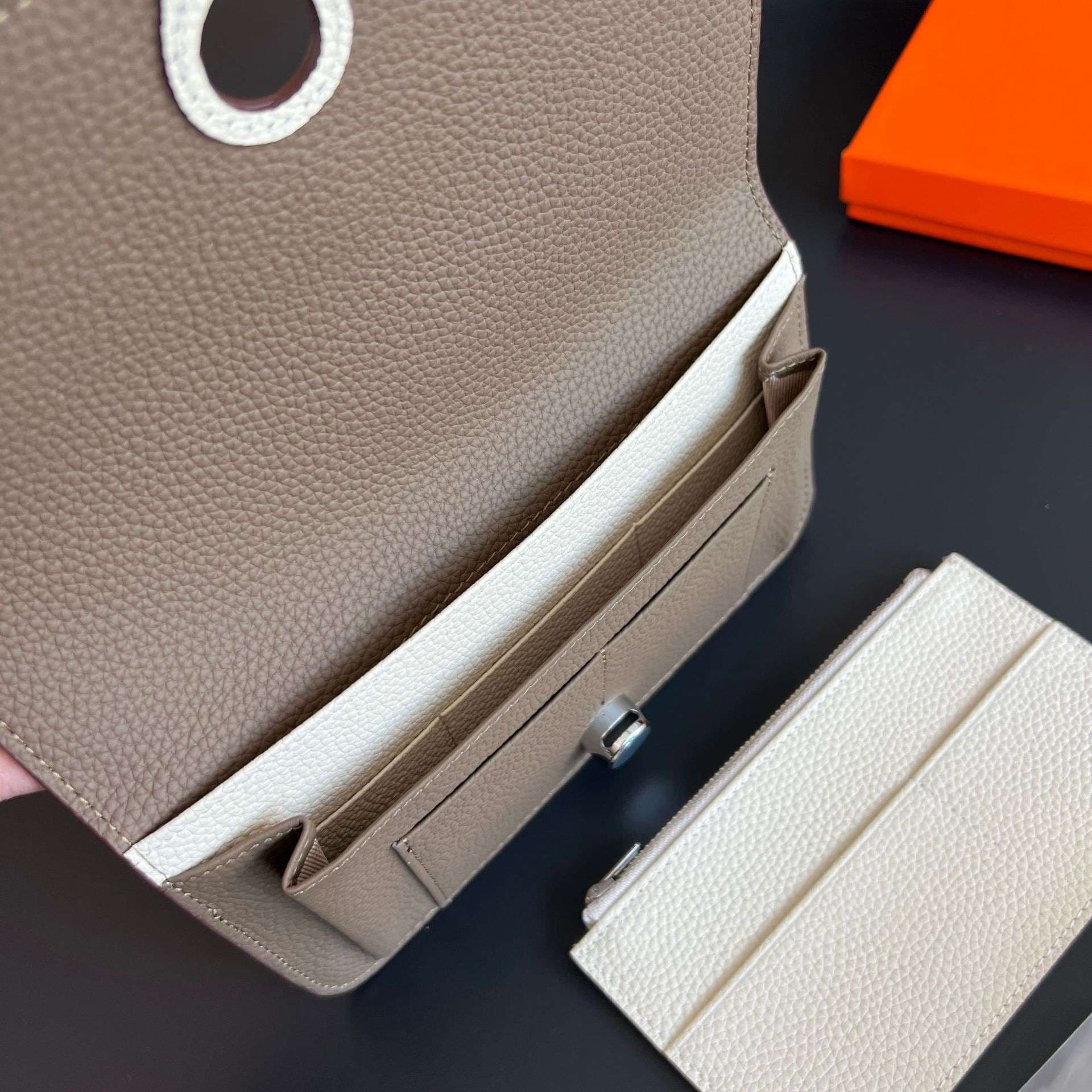 マルチカラー本革二つ折り財布