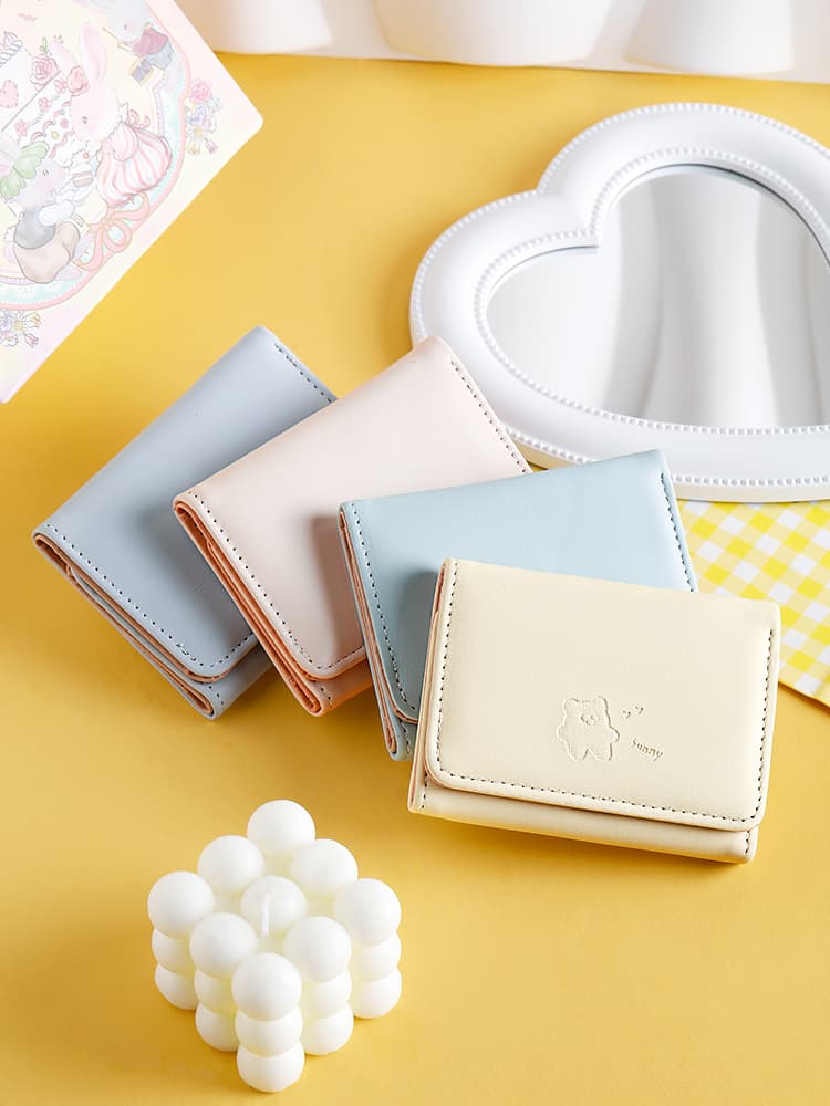 カワイイくまが刻印されたコンパクトな折りたたみ財布