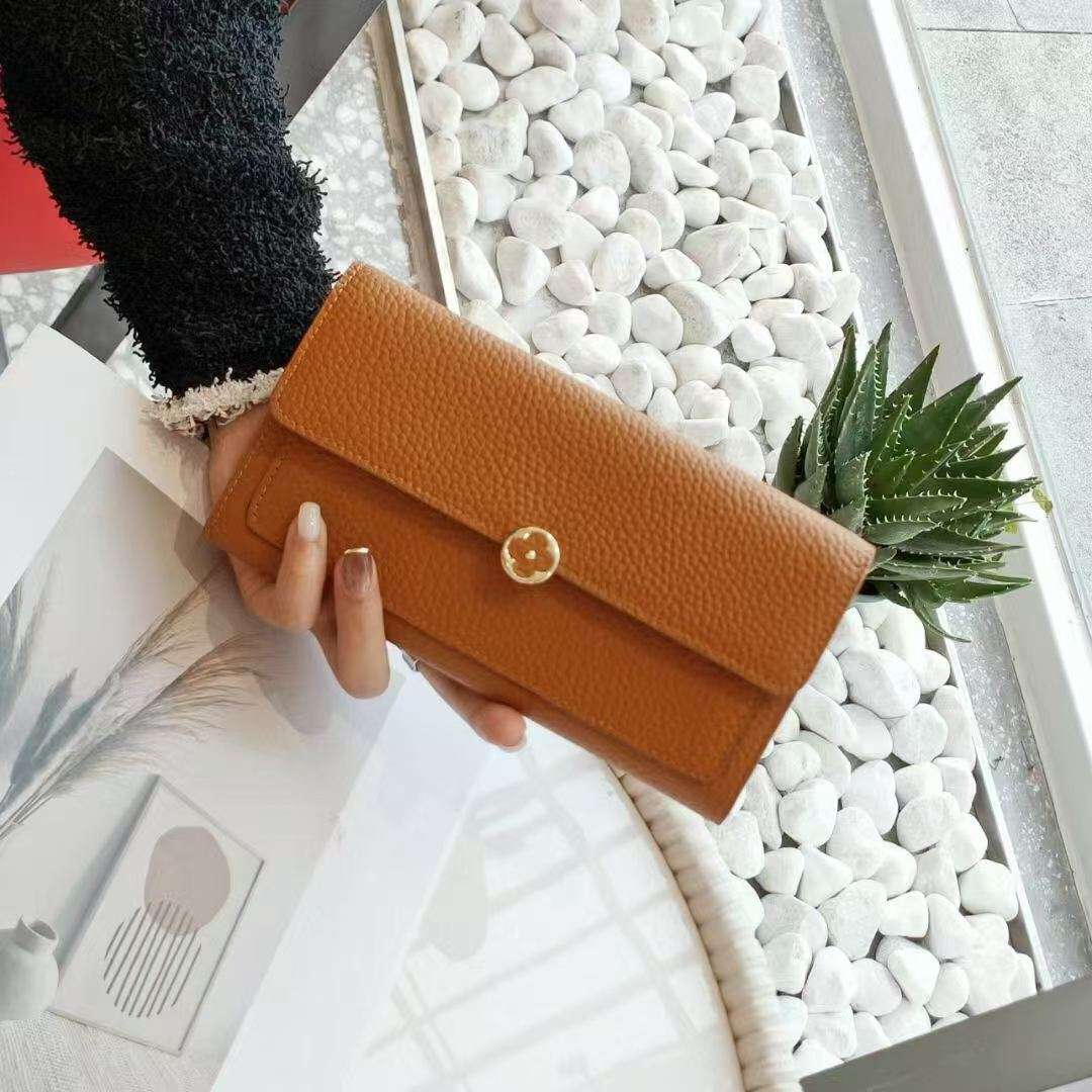 フラワーボタンの長財布