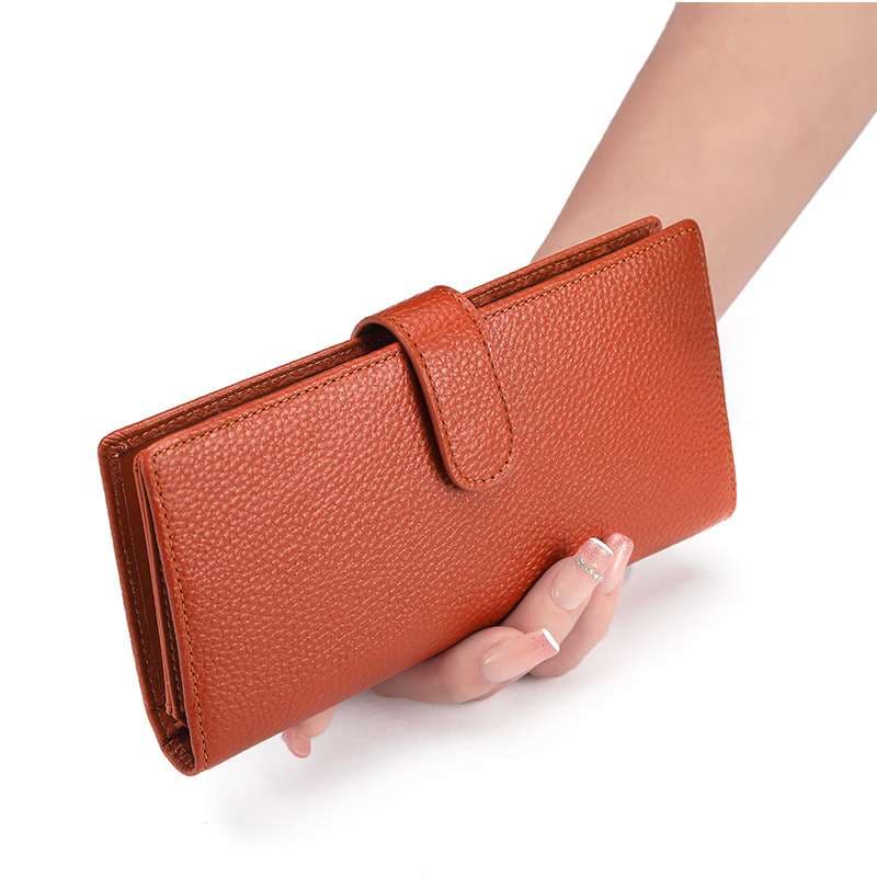 手によく馴染むソフト革の長財布