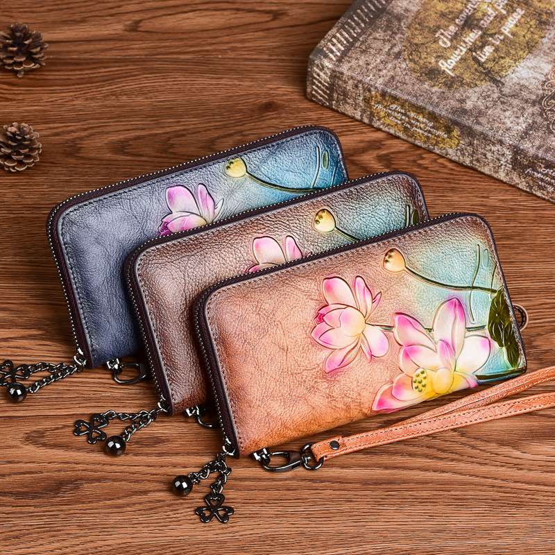 蓮花柄エンボス加工革長財布