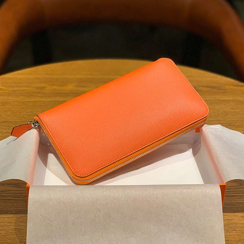 高級感あふれるオレンジカラーの長財布