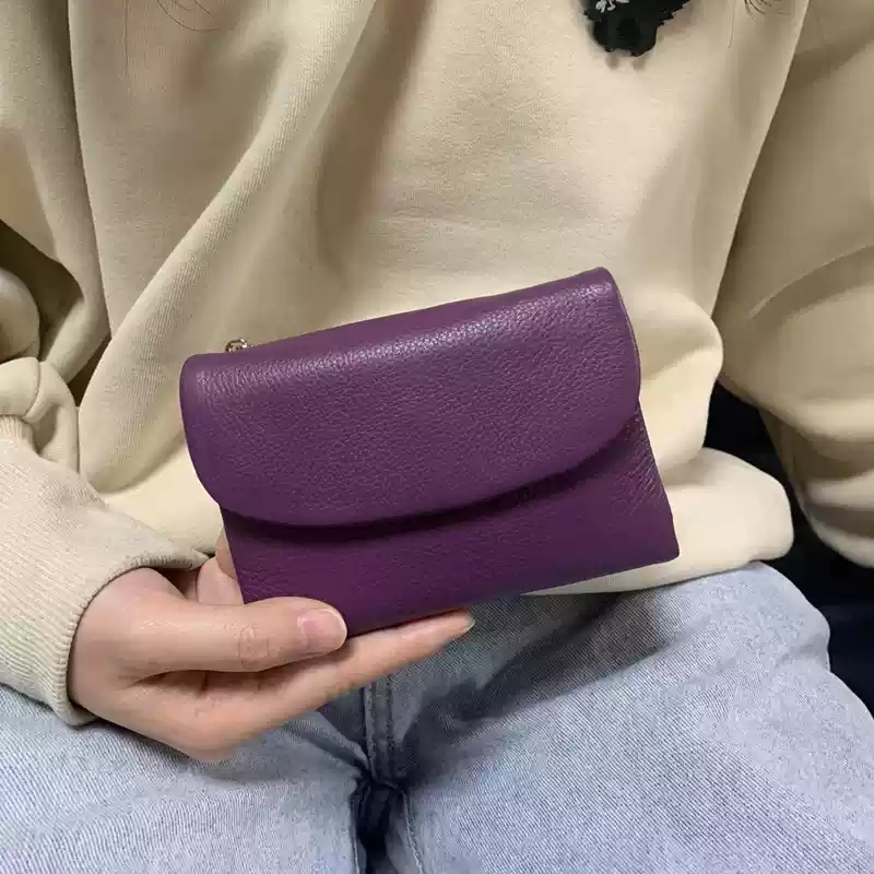 ラウンドフラップの革製コンパクト財布