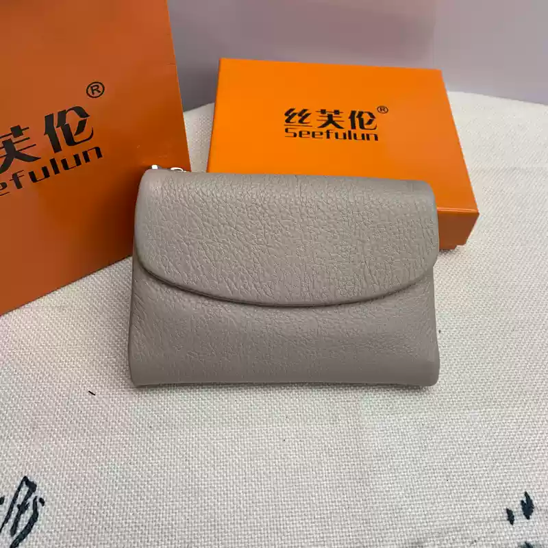 ラウンドフラップの革製コンパクト財布