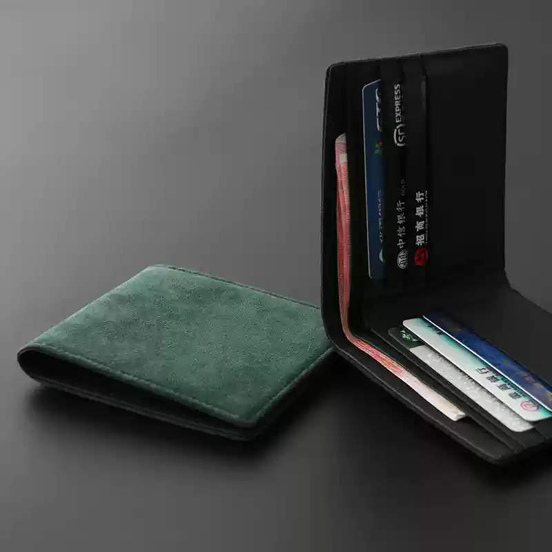 上質な手触りのスウェード二つ折り財布