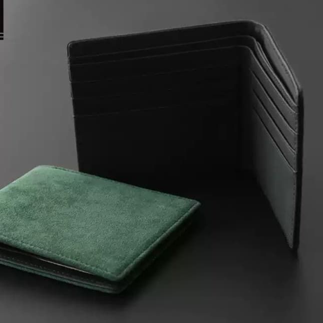上質な手触りのスウェード二つ折り財布